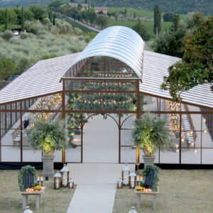 MICH_michelangelo_greenhouse_tuscany_wedding_setup_chandeliers